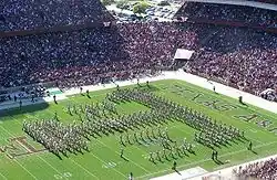 Fanfare des Texas A&M exécutant le « aTm » de l'université