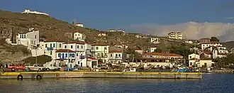 Vue du village d’Ágios Efstrátios depuis la mer.