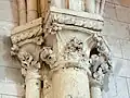 Chapiteaux au début des grandes arcades du sud.