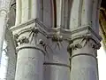 Grandes arcades, chapiteaux côté bas-côté.