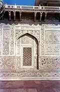 Les panneaux et arcs persans sont surmontés de cartouches épigraphiés.
