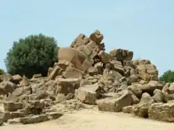 Vestiges de l'Olympiéion ; canaux de bardage en U