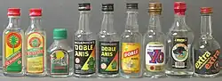 Photographie montrant neuf bouteilles alignées.