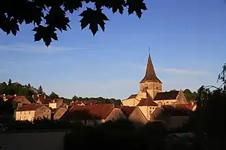 Aignay-le-Duc niché dans sa vallée.