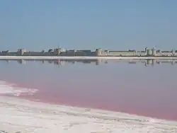 Remparts avec au premier plan une saline.