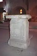 Ambon reposant sur un autel gallo-romain.