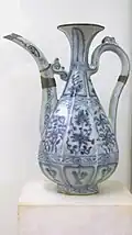 Aiguière. Chine du Sud, Jiangxi, Jingdezhen. Dynastie Yuan, vers 1335. Porcelaine blanche à décor floral en bleu de cobalt sous couverte. Musée Guimet MA5657