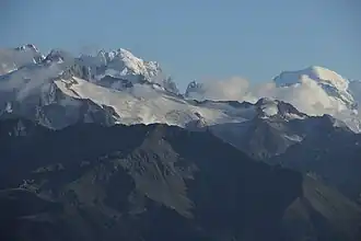 Le glacier des Grands avec en arrière-plan l'aiguille Verte (à gauche) et le mont Blanc (à droite) vus depuis les Alpes bernoises au nord.