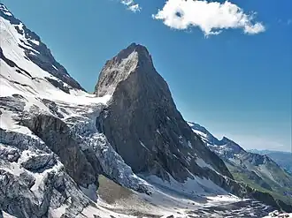L'aiguille de l'Épéna depuis les glaciers de Rosolin et de l'Épéna à l'est.