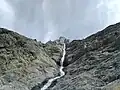 Depuis le glacier des Bossons avec l'aiguille du Midi au centre et le pylône intermédiaire à gauche.