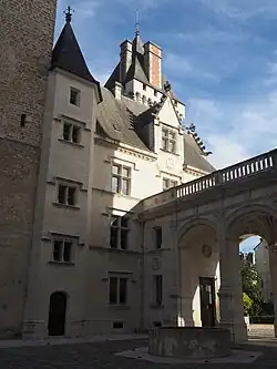 Photographie en couleur d'une partie d'un château.