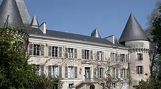 La partie reconstruite à l'époque de Louis XVIII, vers 1820, sur les ruines du logis seigneurial détruit au XVIIIe&nbsp;siècle.