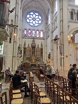 Autel dans le transept.