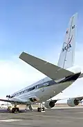 Photo montrant un radar à ouverture synthétique monté sur le fuselage.