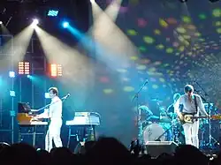 Photo en couleur du groupe Air avec leurs instruments en concert à Londres en 2010.
