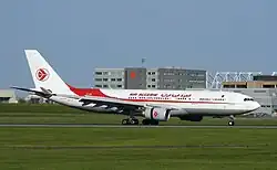 Un Airbus A330-300 d'Air Algérie, vol AH2701, avant le décollage, sur le taxiway A, avec le centre d'Air Canada en arrière-plan.