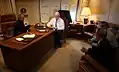 George Bush dans le bureau présidentiel avec sa « plume » Bill McGurn, Stephen Hadley et Ed Gillespie lors d'un vol pour le Bahreïn le 10 janvier 2008.