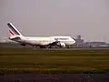 Le vol AF345 avant le décollage sur la piste 06L-24R, un Boeing 747-428 d'Air France vers Paris.