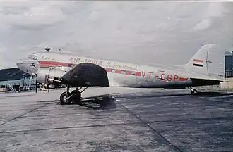 Photographie en couleurs d'un avion sur un tarmac.