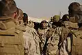 Le maréchal de l'air Fahad Al-Amir, chef d'état-major des forces armées koweïtiennes, s'adresse aux marines de la 26e unité expéditionnaire des marines, qui portent un camouflage similaire à celui du MARPAT.