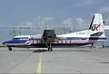 Un Fokker F27 d' Air UK avec la livrée bleue et blanche à l’aéroport de Paris-Charles-de-Gaulle en 1985.