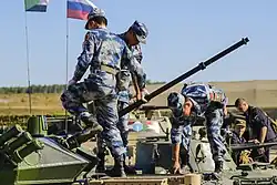Infanterie aéroportée vérifiant le 30 canon automatique mm