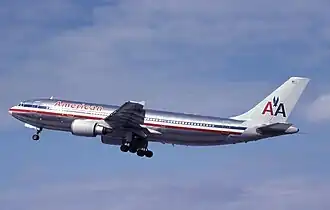N14053, l'Airbus A300-600 d'American Airlines impliqué, décollant de l'aéroport international de Miami en janvier 2001, dix mois avant l'accident.
