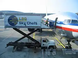 Un porteur type catering en livraison (États-Unis).