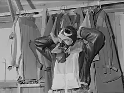 Un aviateur américain enfilant un appareil respiratoire, 1942
