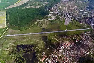 la piste sur une vue aérienne, la route à gauche marque la frontière avec la Slovaquie.
