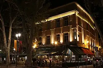 La façade, de nuit (septembre 2011) ;