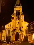 Façade avant de nuit.