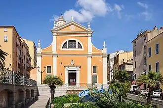 La nouvelle façade de la cathédrale.