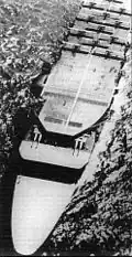 L'Akagi en route en 1929 avec ses avions sur le pont d'envol supérieur et ses deux tourelles de 203&nbsp;mm sur le pont intermédiaire