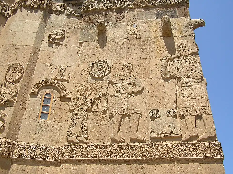 Façade méridionale ; en haut (de gauche à droite) : un saint et les prophètes Élie et Samuel ; en bas (de gauche à droite) : Saül, David et Goliath.