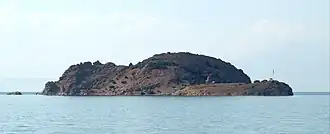 Vue de l'île depuis la rive méridionale du lac de Van, près de Gevaş