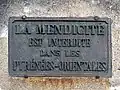 Plaque murale près du 3 de la place Henri-Sayroux.