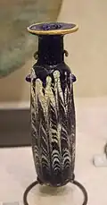 Alabastre en verre coloré, IVe – IIIe siècle av. J.-C., Kourion (Chypre). Musée du Louvre.