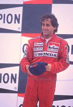 Photo d'un homme souriant, en combinaison de course rouge