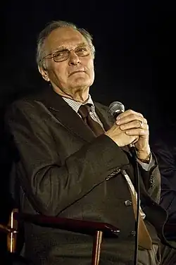 Alan Alda dans le rôle d'Ira âgé.