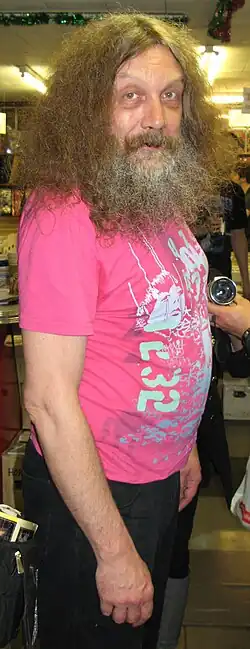 photographie en couleur en plan américain d'Alan Moore