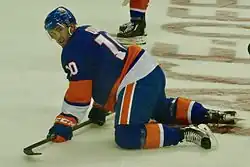 Description de l'image Alan Quine Islanders stretching.jpg.