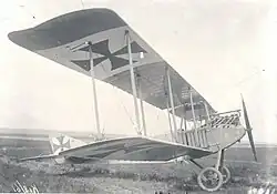 Photos noir et blanc d'un avion biplan au sol.
