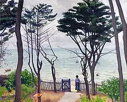Peinture représentant un jardin avec massifs et pins ouvrant au fond sur la mer par une barrière de bois où se tient une femme