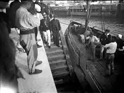 Albert Soleilland montant sur le bateau de l'île de Ré, 24 septembre 1907.