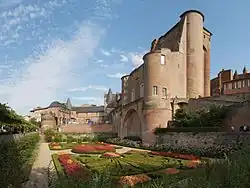 Jardin et tours raccourcies du palais de la Berbie.