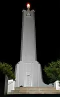 Le monument aux morts la nuit