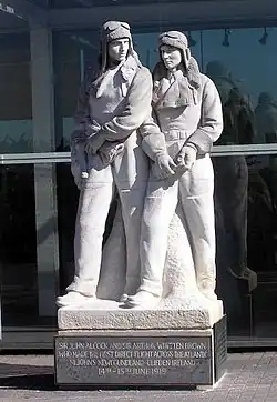 Statue d'Alcock et Brown à Londres-Heathrow.