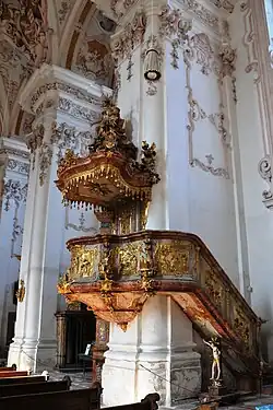 La chaire de l'église.