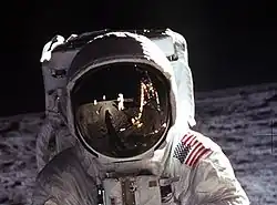 Gros plan d'un astronaute en combinaison spatiale.